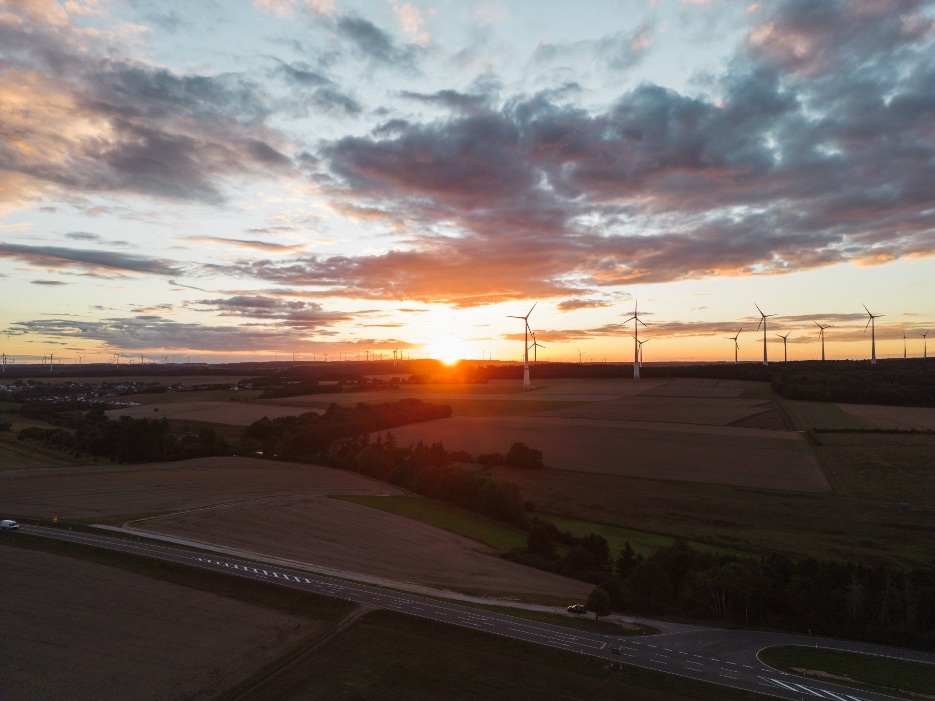Drohnenaufnahme vom Sonnenuntergang mit Blick auf die Straße zwischen Simmern und Klosterkumbd