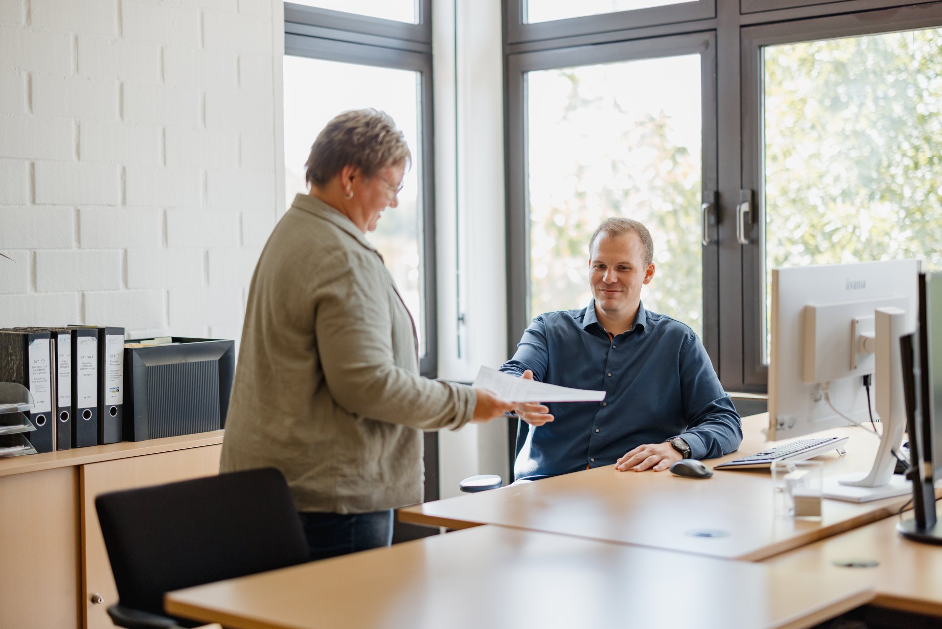 zwei Kollegen im Büro im Austausch