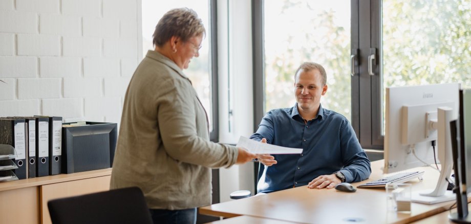 zwei Kollegen im Büro im Austausch