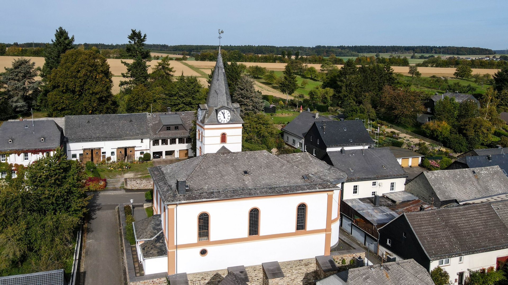 Ortsansicht Ellern mit Kirche Ortsansicht Ellern mit der Kirche im Vordergrund bei blauem Himmel