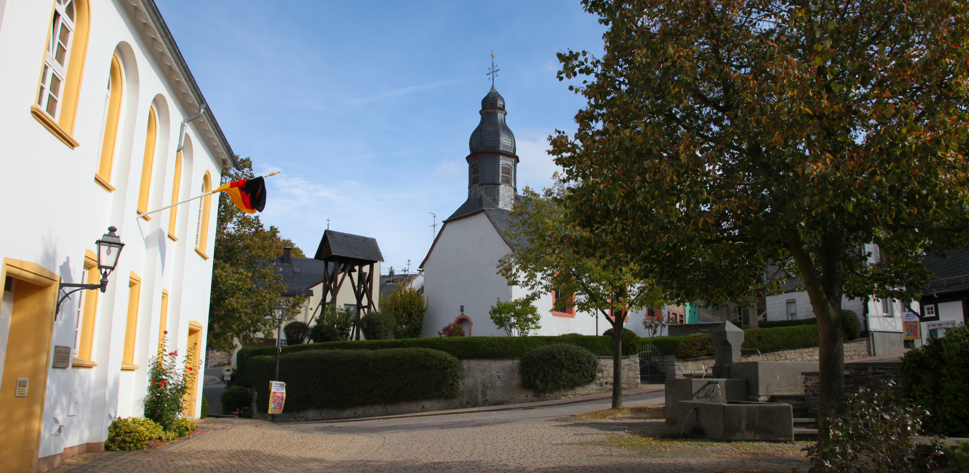 Häuser und Kirche in Mutterschied