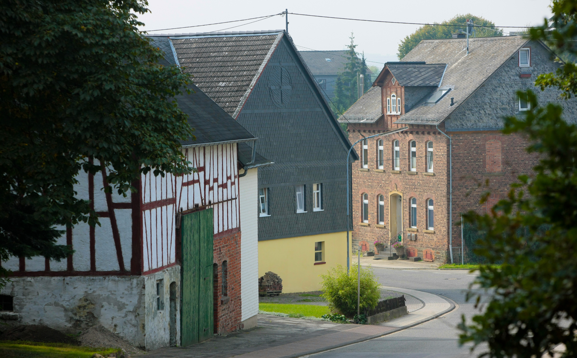 Häuseransicht bei sonnigem Wetter
