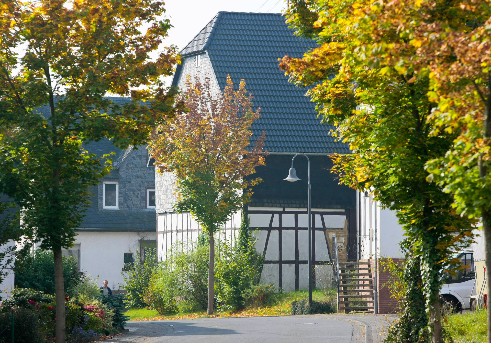Dorfansicht mit Fachwerkhäusern bei sonnigem Wetter