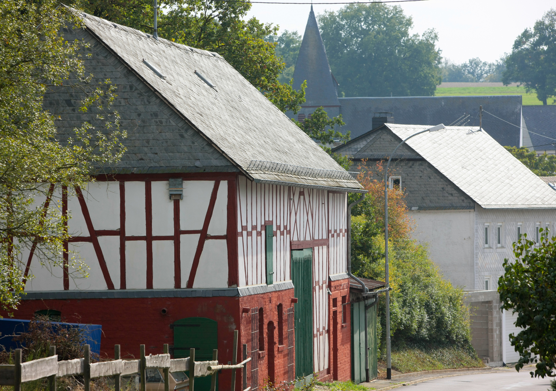 Häuseransicht mit Fachwerkhäusern, im Hintergrund der Kirchturm, bei schönem Wetter