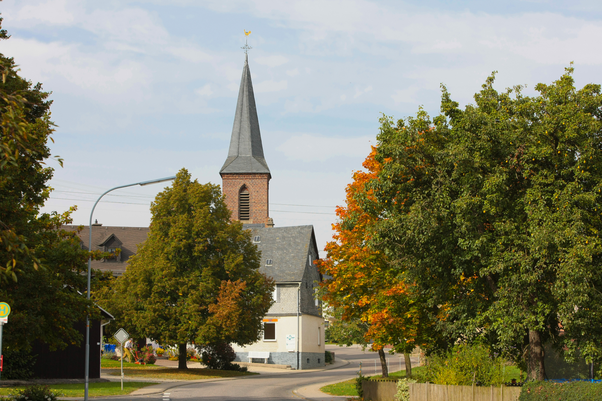 Ortsgemeinde Schönborn mit Blick auf die Kirche Blick auf die Kirche von Schönborn bei schönem Wetter