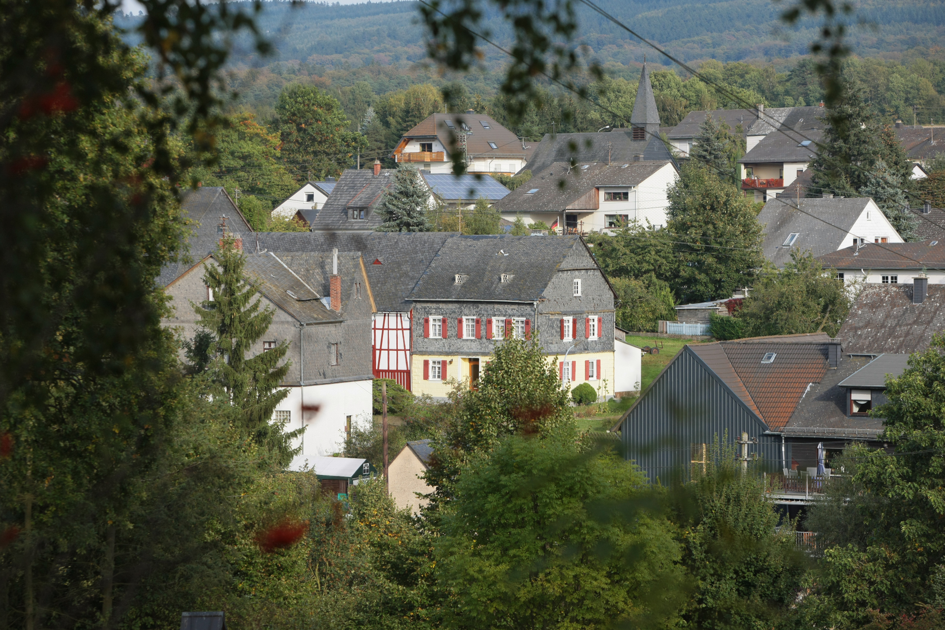 Häuseransicht Häuseransicht mit dem Soonwald im Hintergrund