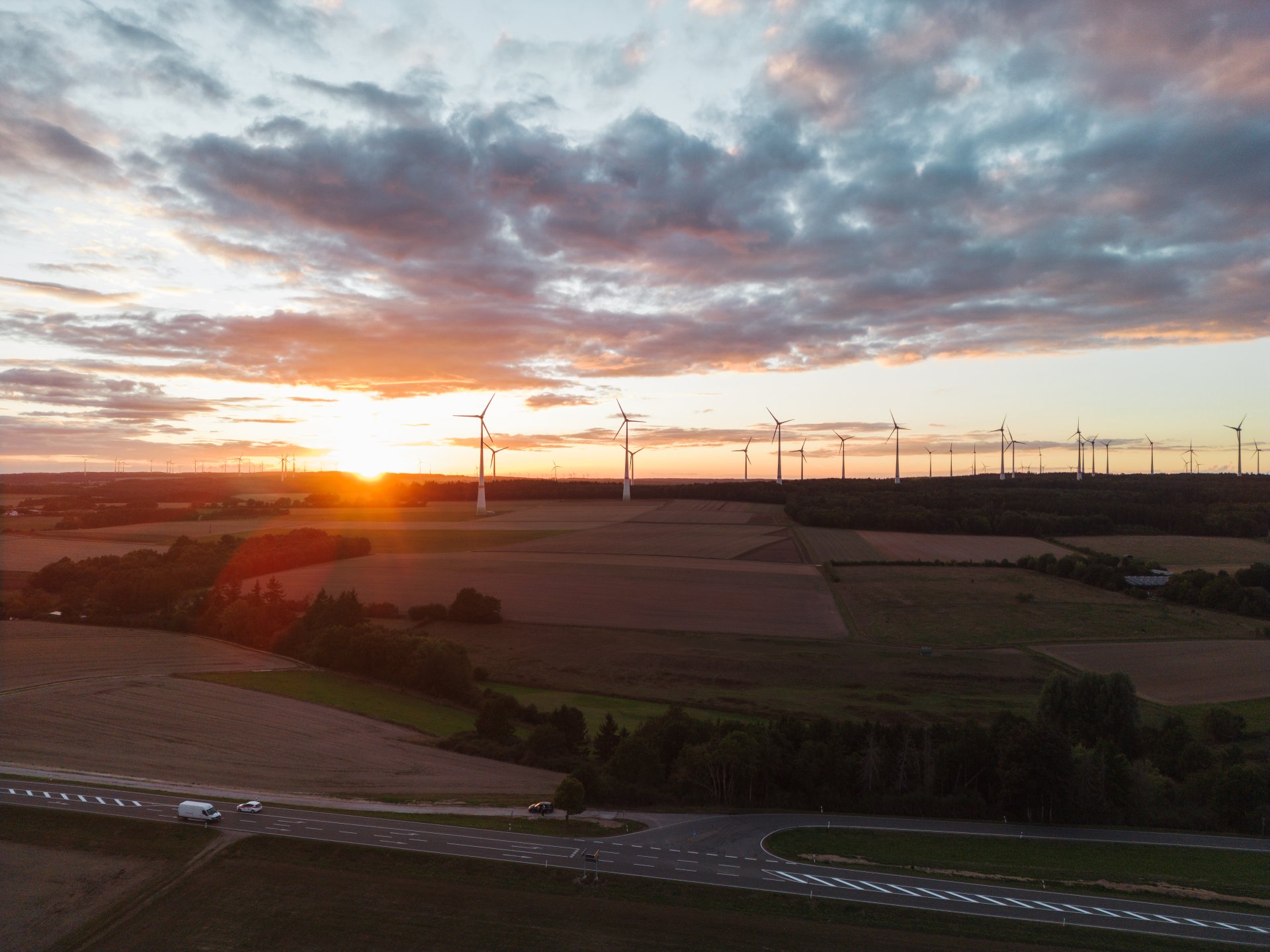 Sonnenuntergang über den Windrädern.