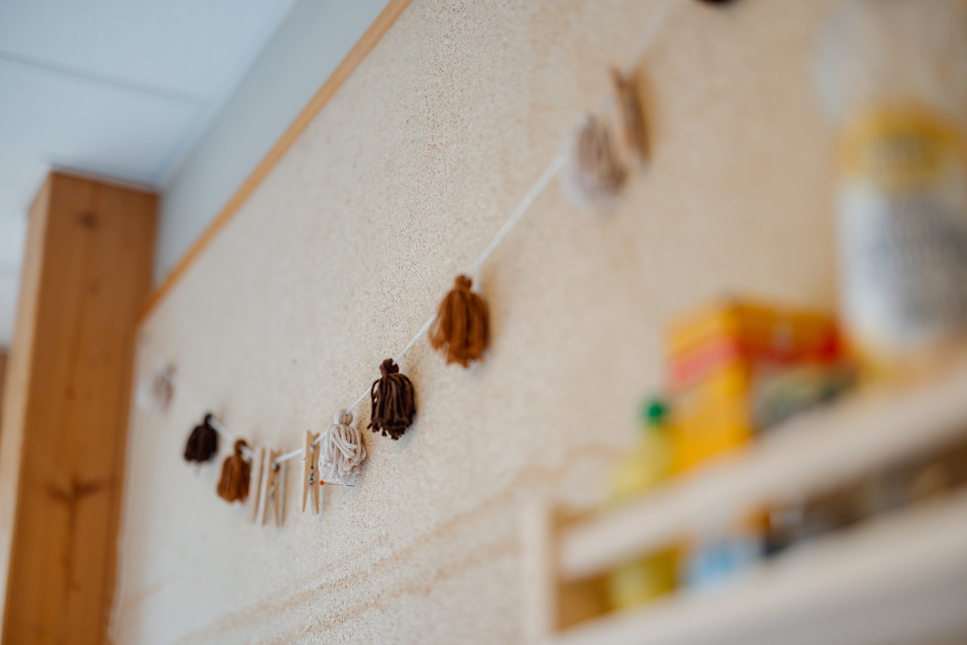 Wanddeko und Malfarbe in einem Kindergarten