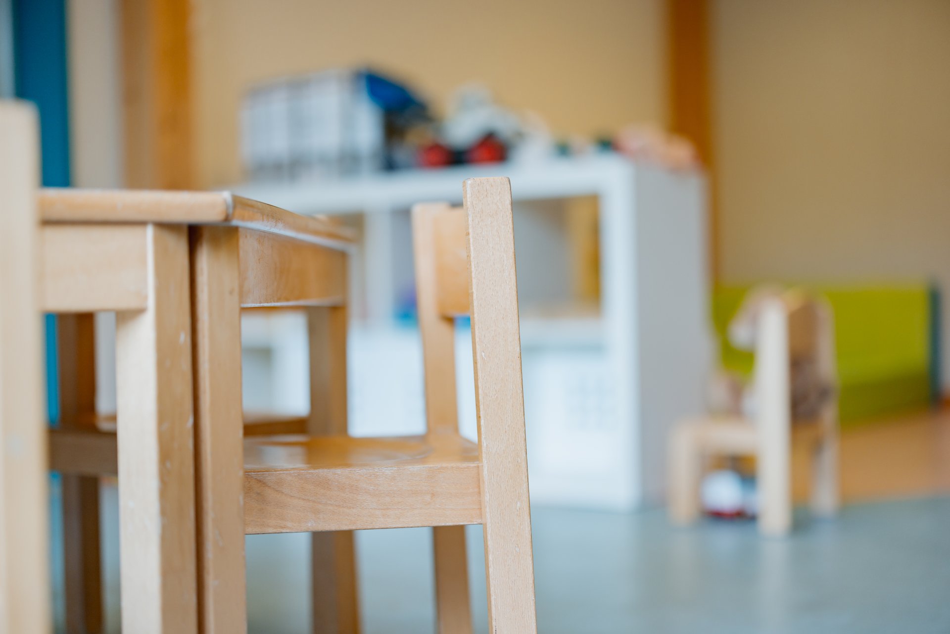 Tisch und Stuhl in einer Kindertagesstätte