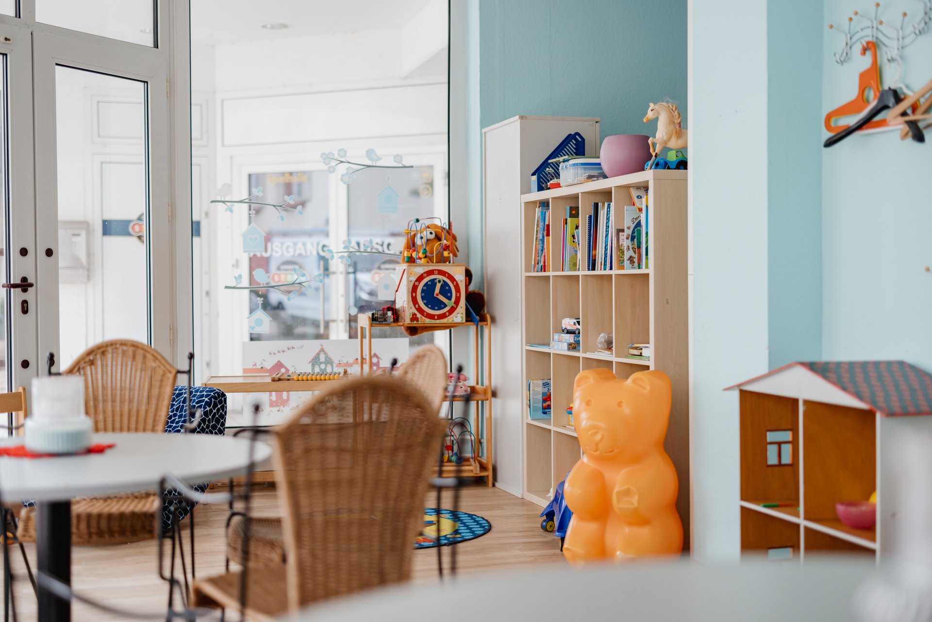 Inennansicht des Café friends mit Regal, Tisch und Stühlen und Kinderspielsachen