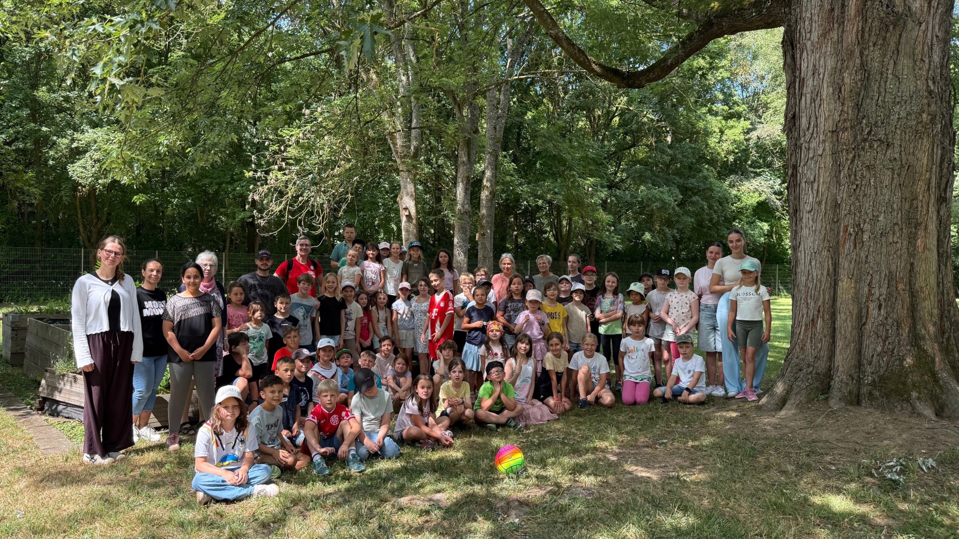 Gruppenbild der Kinder und Betreuerinnen der Kinderferienfreizeit der Verbandsgemeinde SImmern-Rheinböllen