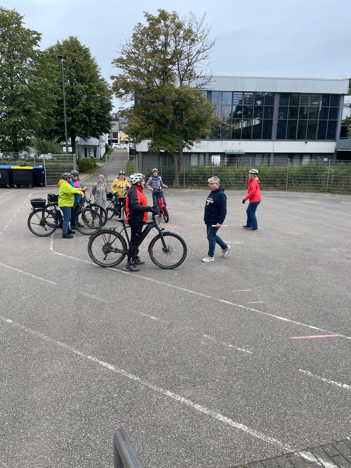 Seniorinnen und Senioren üben E-Bike fahren auf dem Schulhof der Rottmannschule