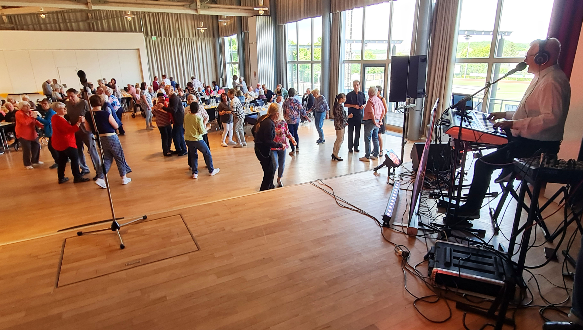 Tanzende ältere Menschen in der Hunsrückhalle in Simmern