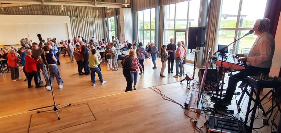 Tanzende ältere Menschen in der Hunsrückhalle in Simmern