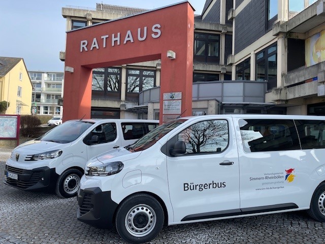 Zwei Bürgerbusse stehen vor dem Rathaus in Simmern