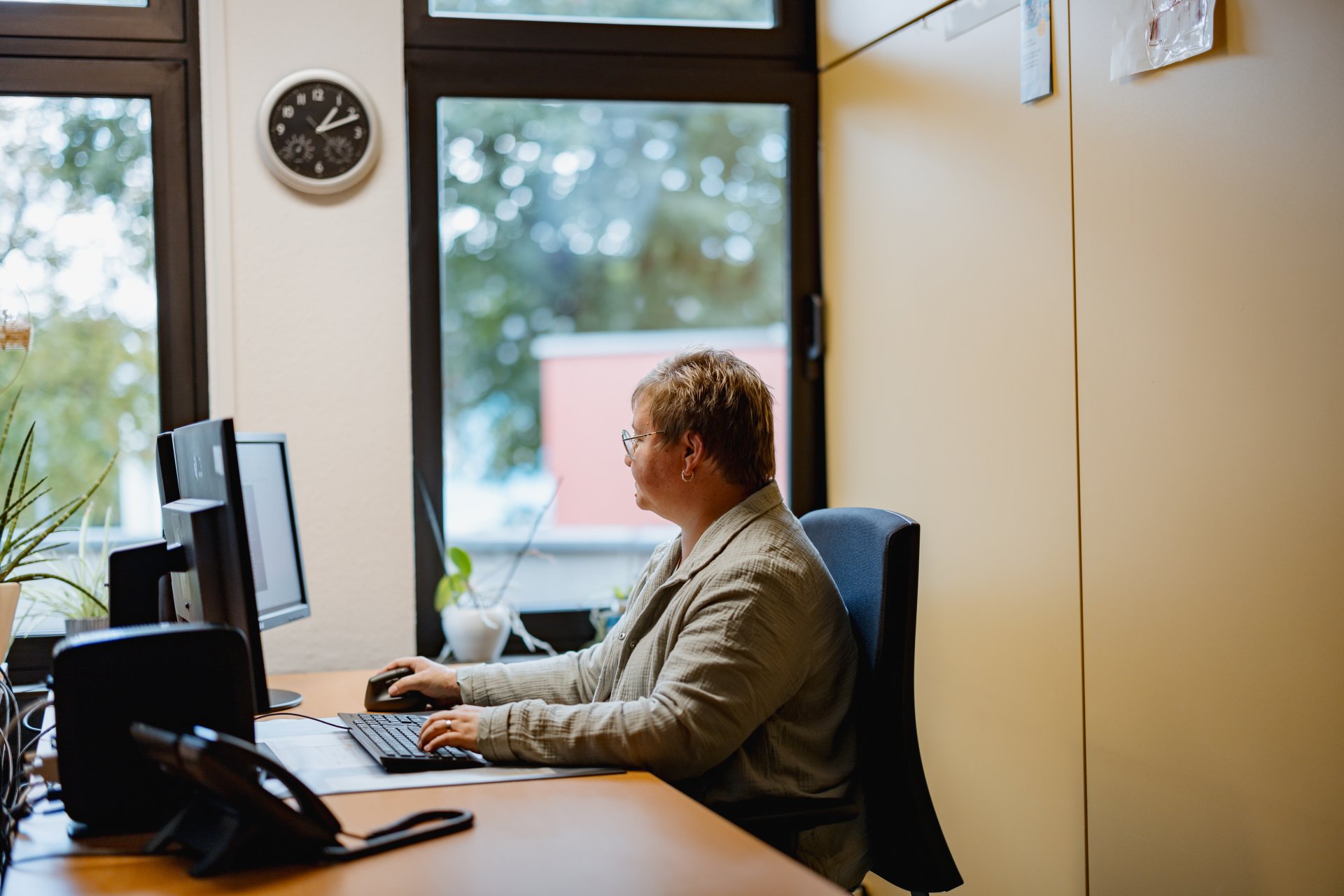 Mitarbeiterin der Verbandsgemeinde an ihrem Arbeitsaplatz