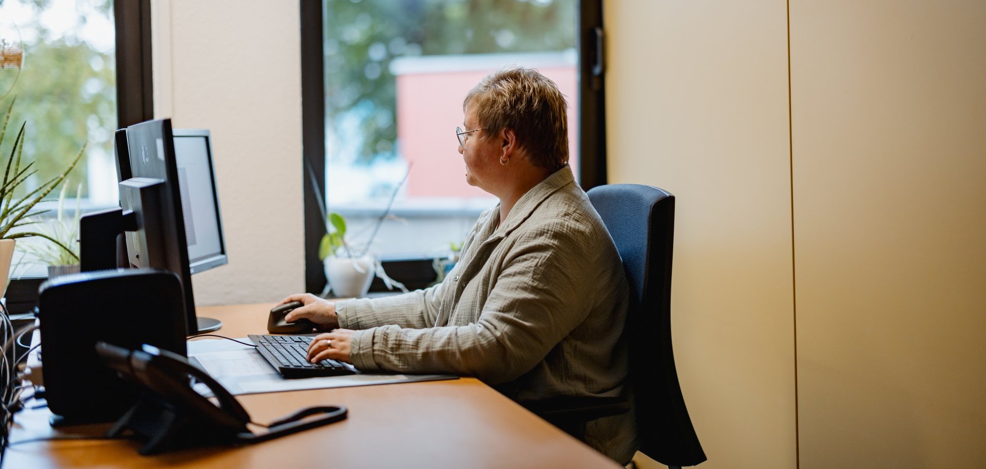 Mitarbeiterin der Verbandsgemeinde an ihrem Arbeitsaplatz