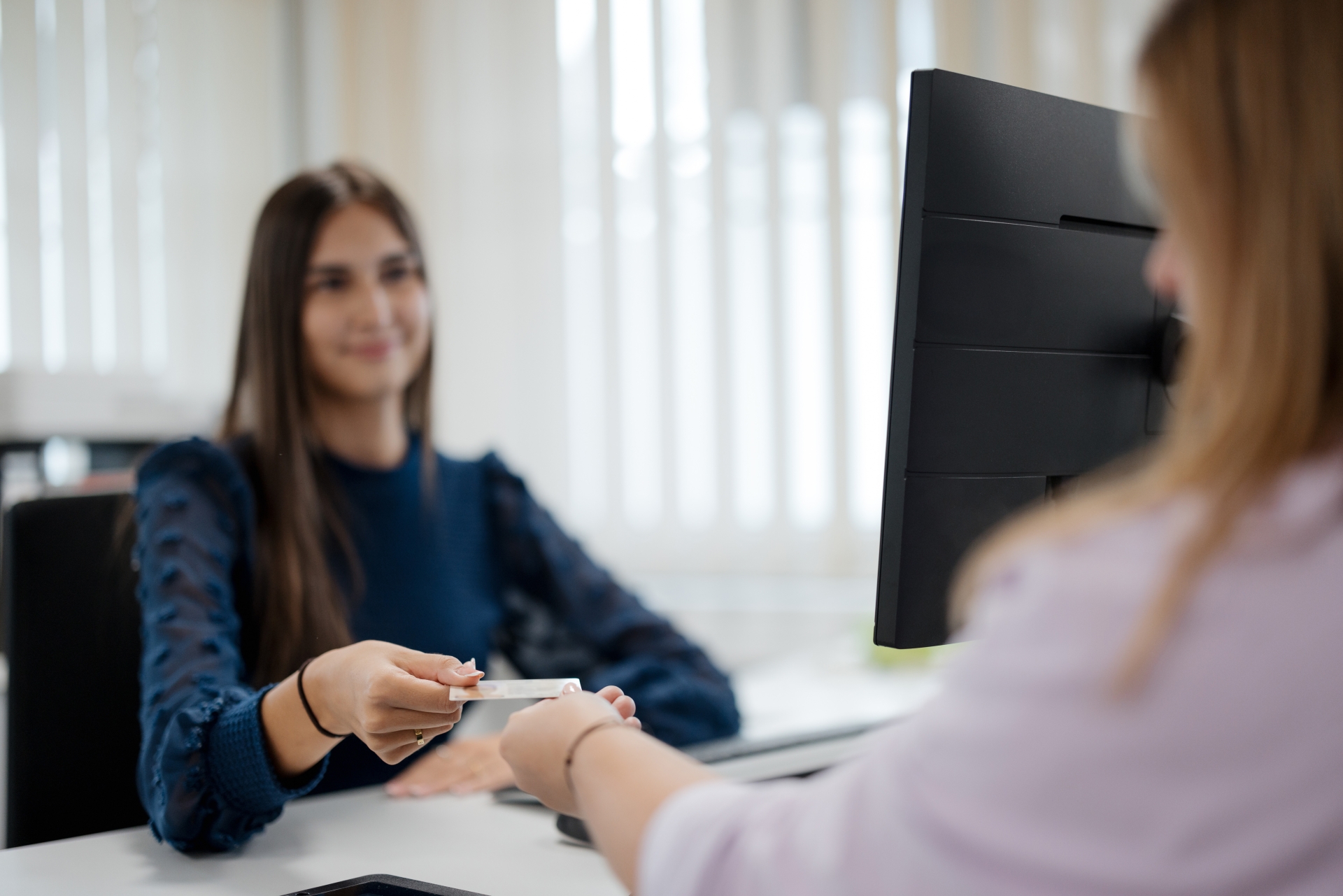 Übergabe eines Ausweises im Bürgerbüro Rheinböllen