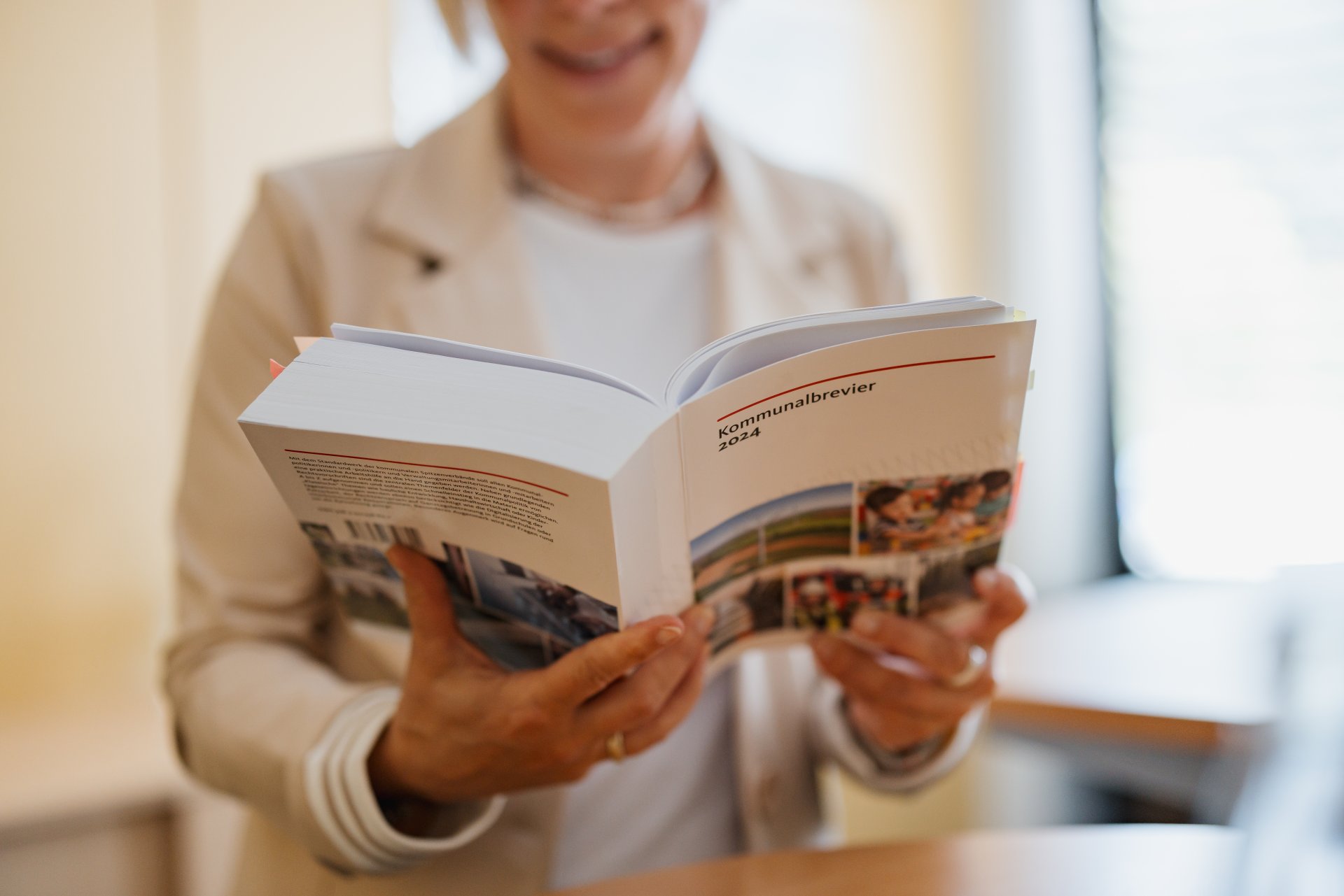 Eine Person hält das Kommunalbrevier 2024
