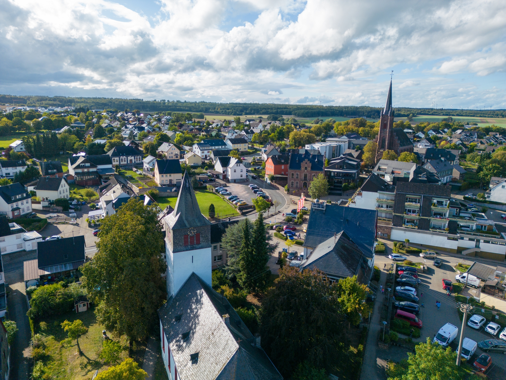 Drohnenaufnahme bei gutem Wetter von der Stadt Rheinböllen mit Blick auf das Rathaus und die dahinterliegende Kirche