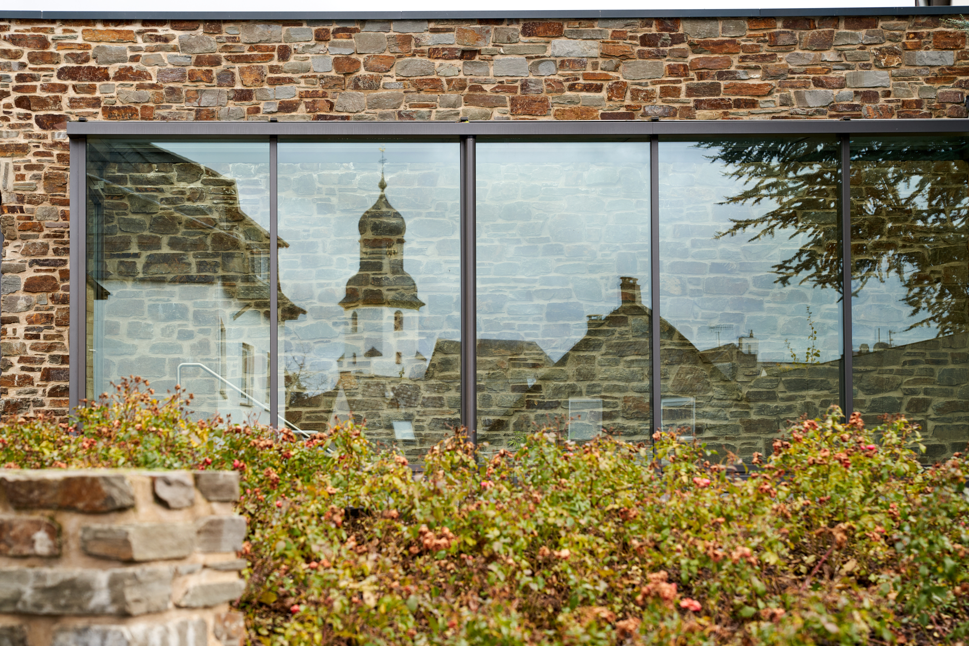 Spiegelung des Schinderhannesturms und der Kirche in Simmern im Herbst