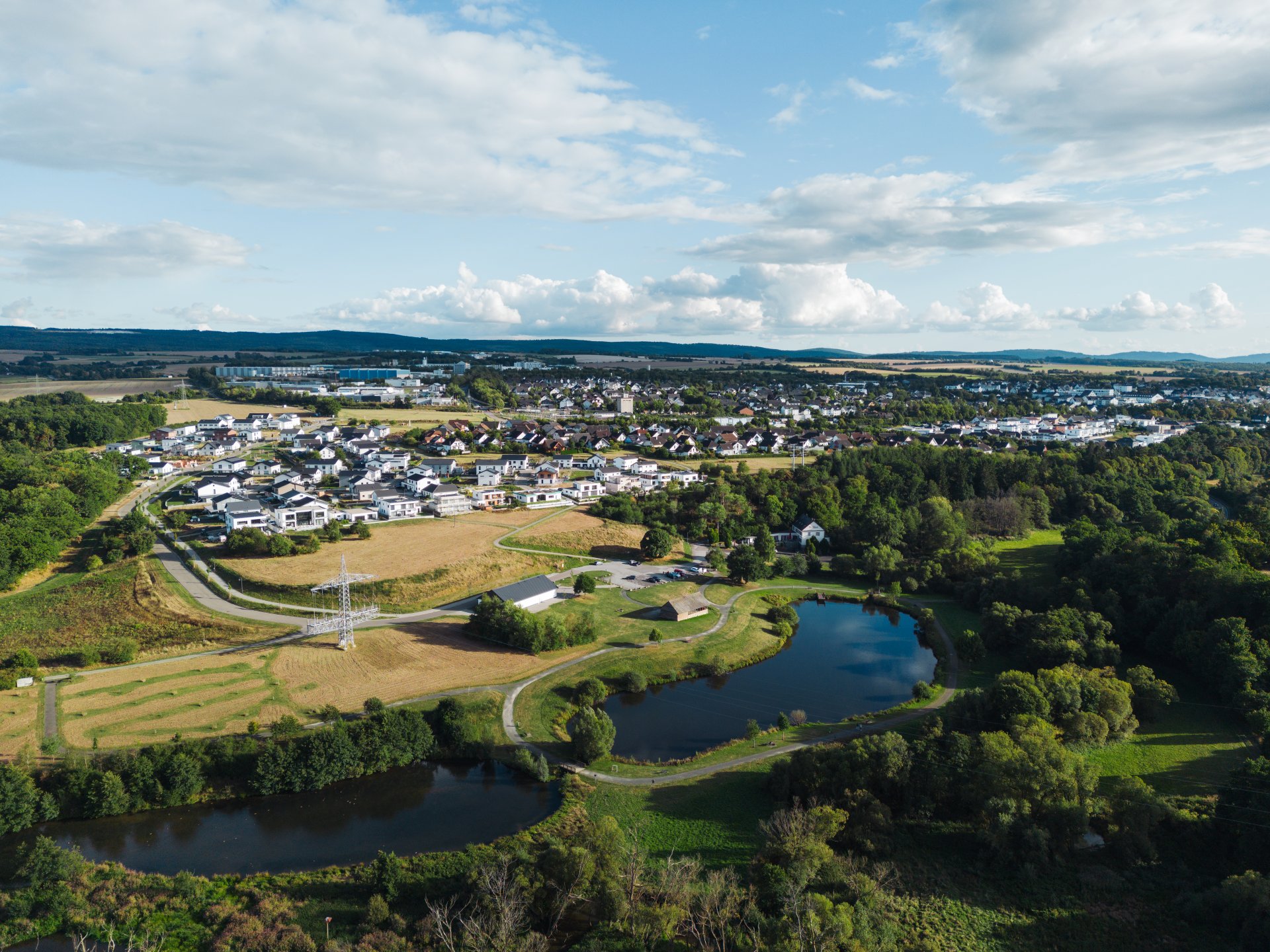 Drohnenaufnahme von Simmern und dem Simmersee im Sommer bei schönem Wetter