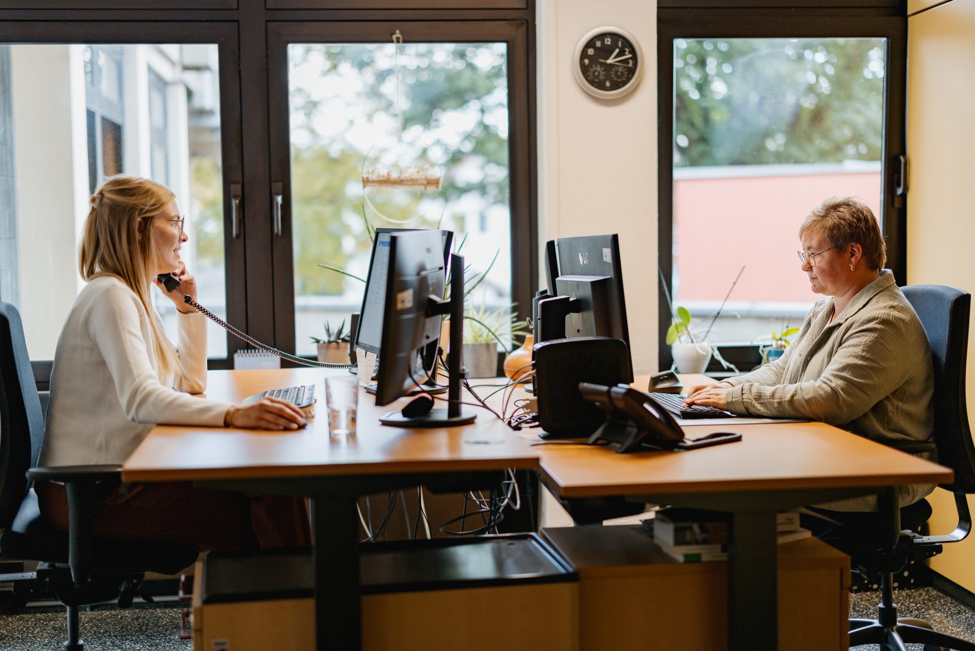 Zwei Mitarbeiter am Schreibtsich im Büro