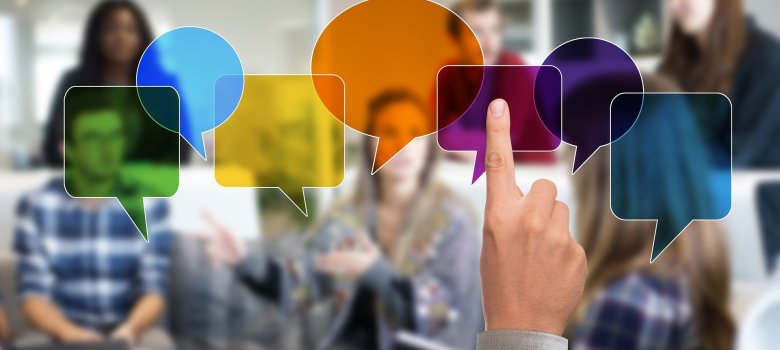 Auf dem Bild sieht man im Vordergrund Sprechblasen und im Hintergrund Personen, die sich austauschen