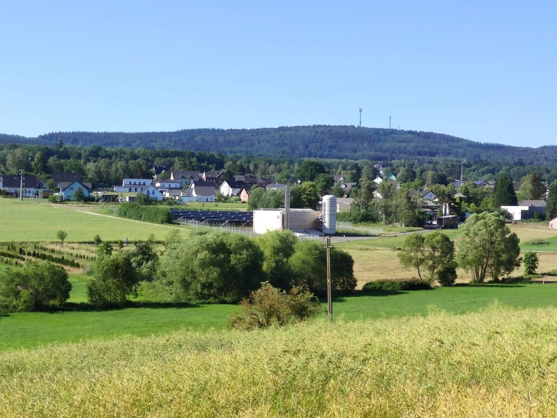 Heizzentrale mit Solarfeld in Ellern