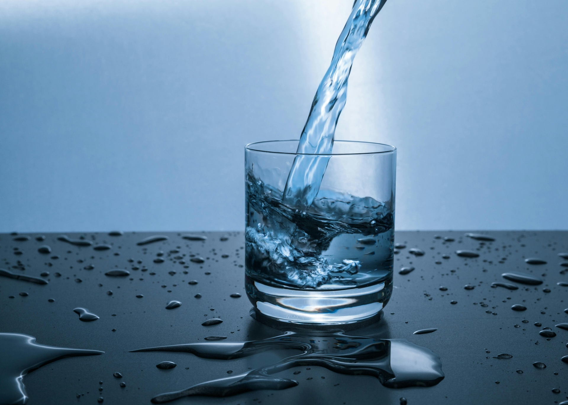 Trinkwasseranalyse 2026 Ein Wasserglas gefüllt mit Wasser