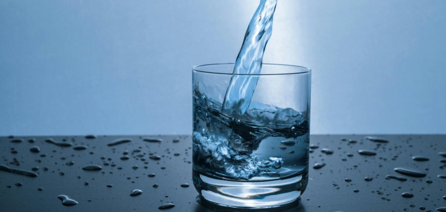 Trinkwasseranalyse 2026 Ein Wasserglas gefüllt mit Wasser