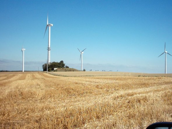 Hochbehälter Laubach, umgeben von Windrädern