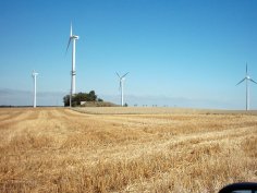 Hochbehälter Laubach, umgeben von Windrädern