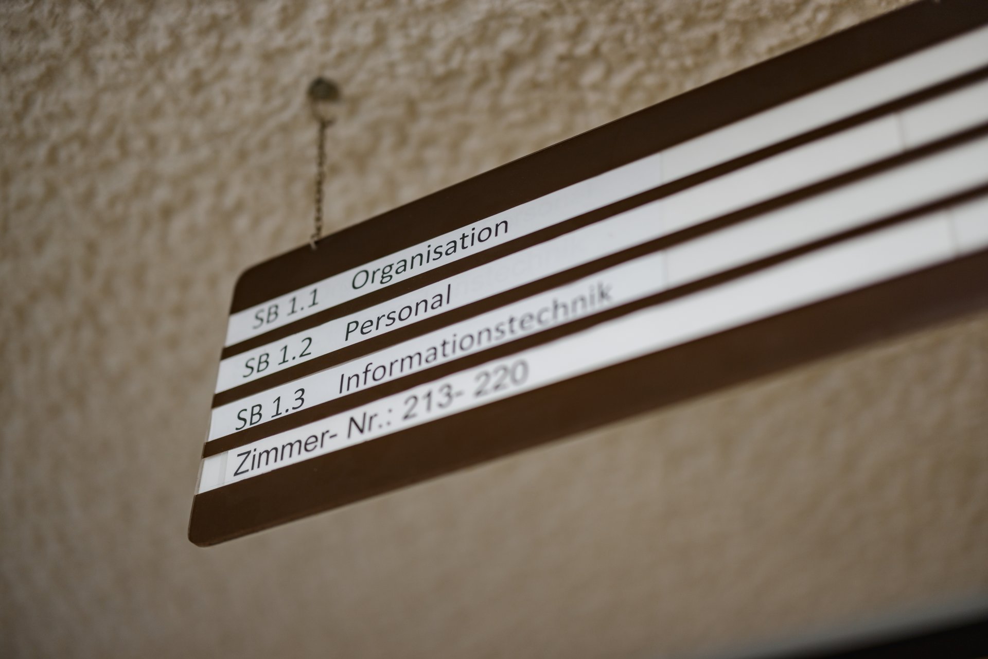 Beschilderung der Räumlichkeiten der Verwaltung mit Hinweis auf die Zimmer 213-220.