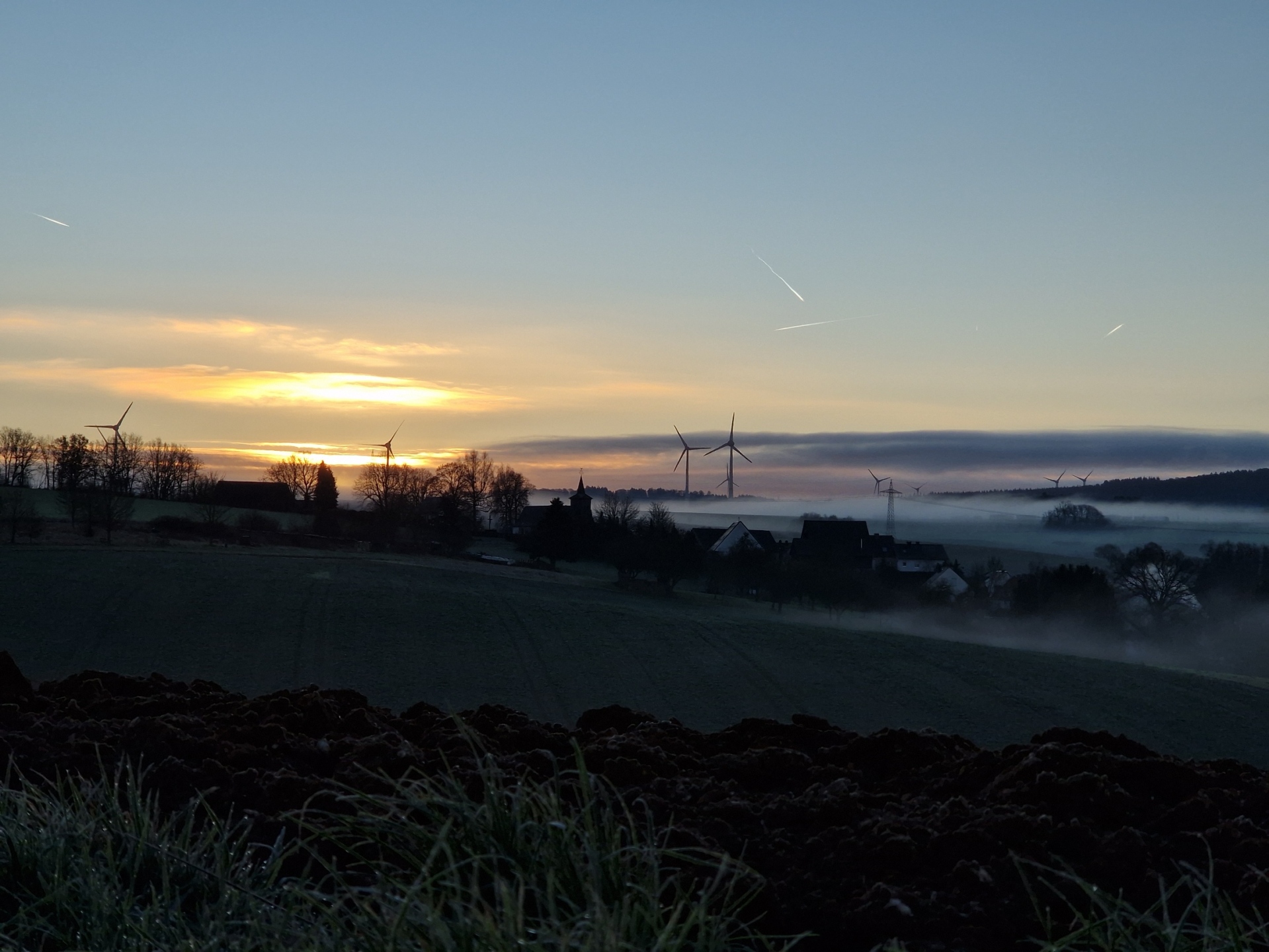 Morgenstimmung der Landschaft mit Nebel