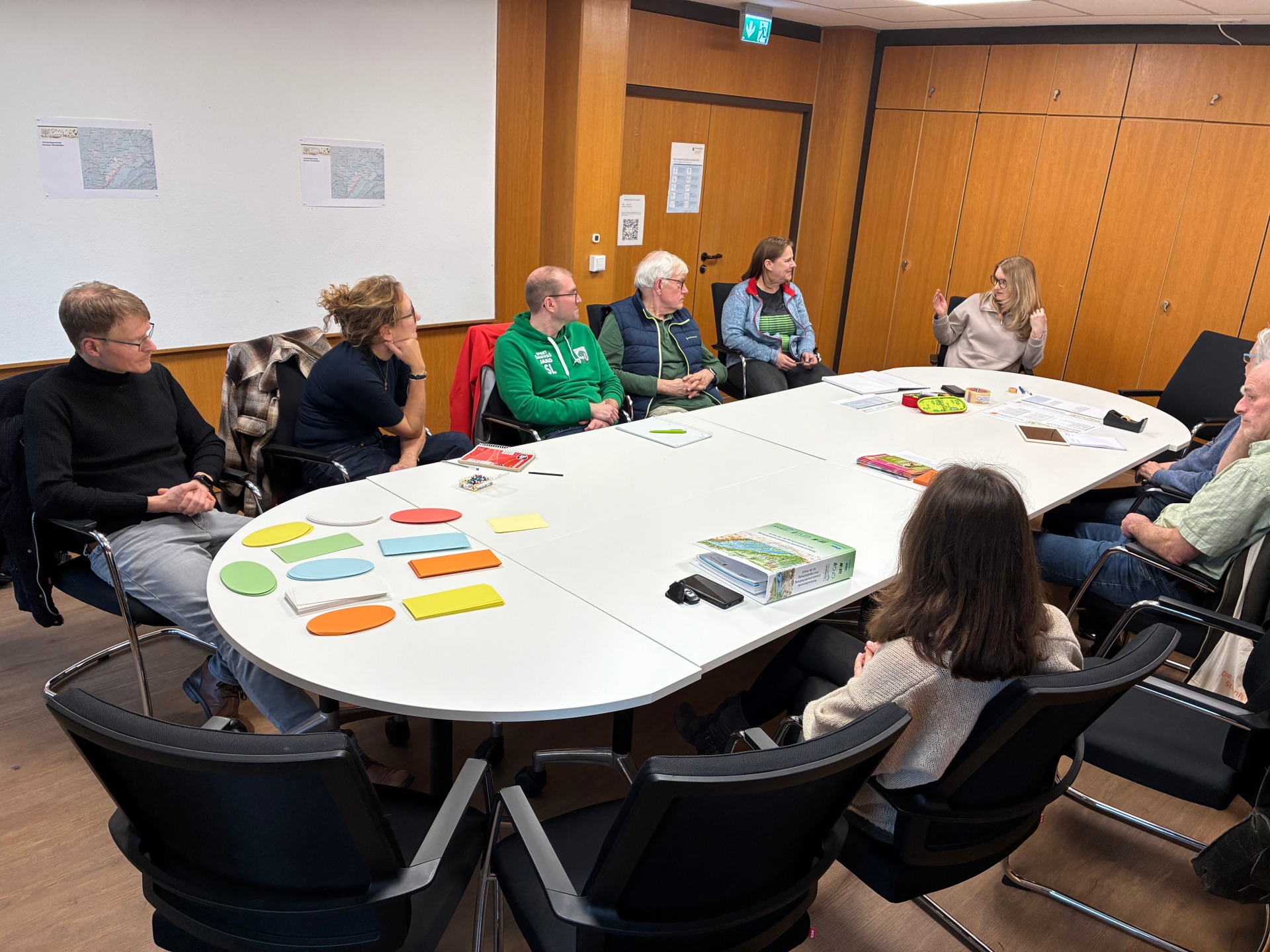 Austausch im kleinen Sitzungssaal zum Thema "Zukunft Natur" mit mehreren Personen