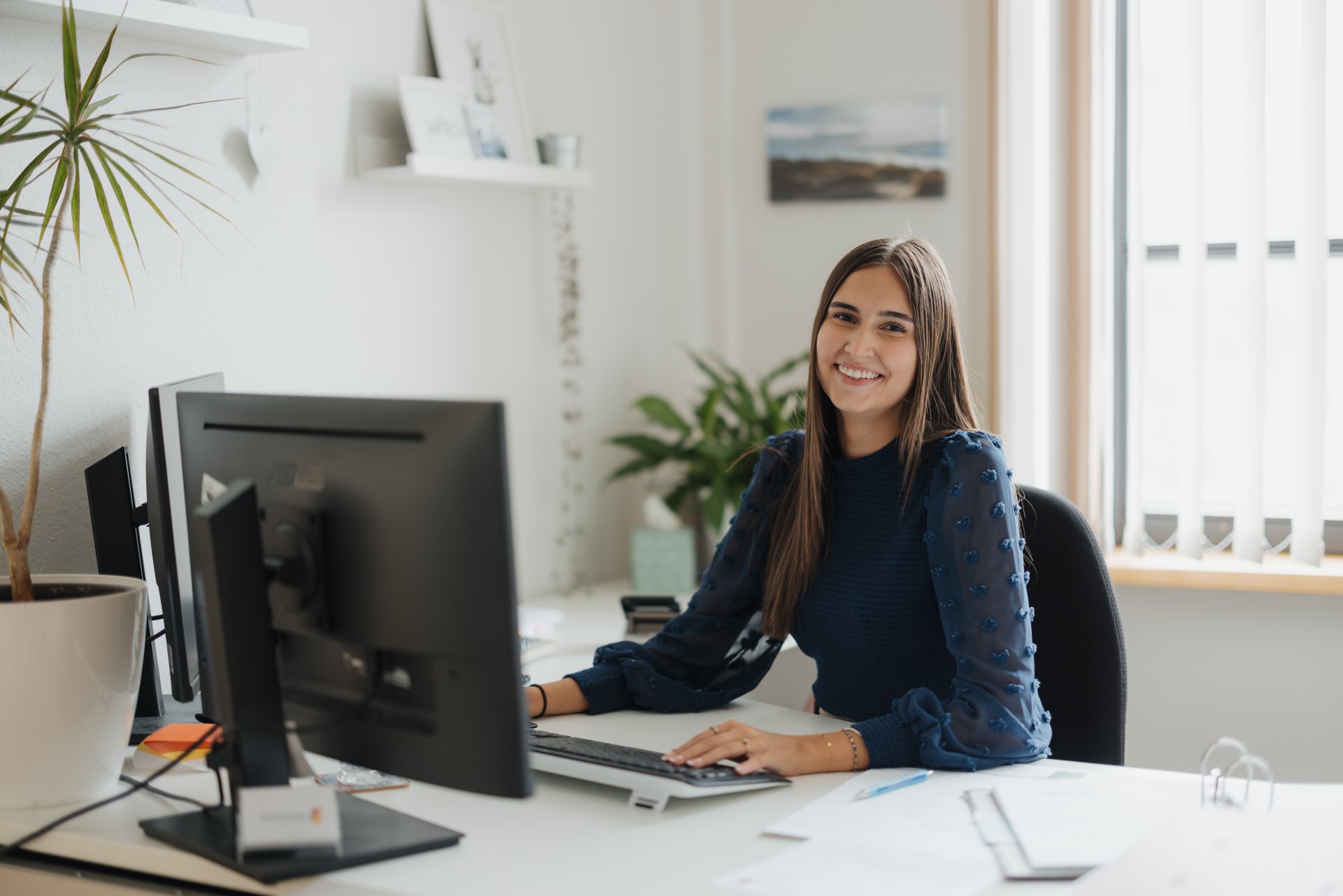 Sachbearbeiterin beim Arbeiten vor dem PC