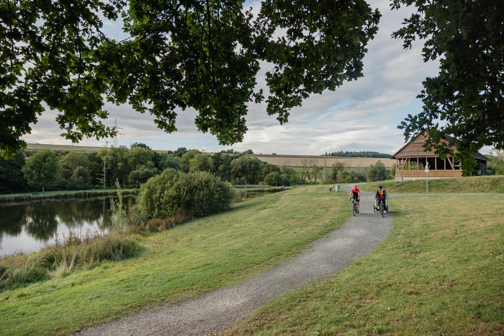Ein Pärchen, das mit den Fahrrädern den Simmersee umrundet.