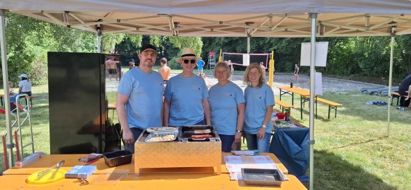 Personen des Beachvolleyballs an einem Stand