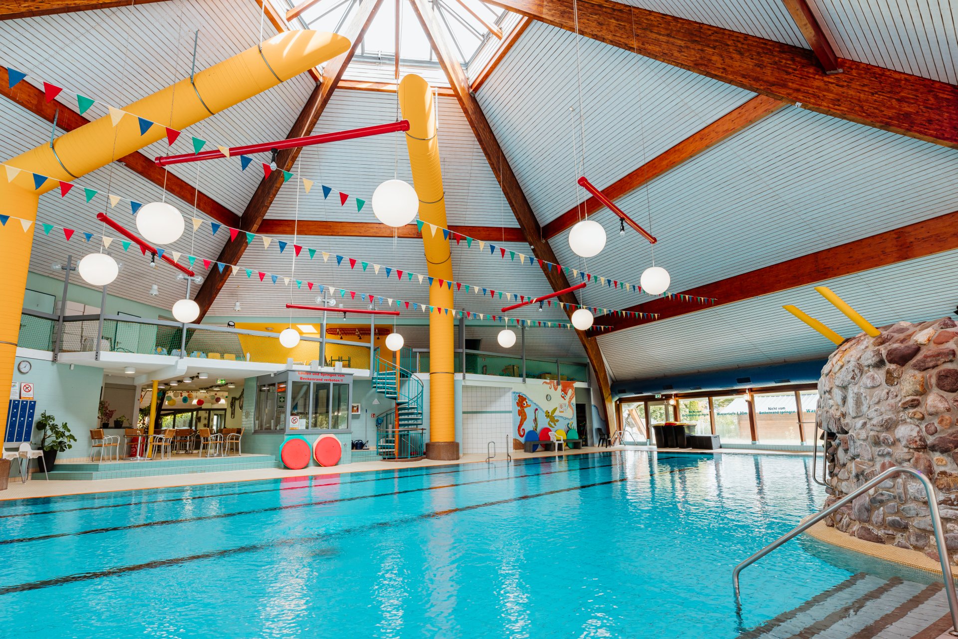 Badelandschaft des Freizeitbades Rheinböllen mit Blick auf den gastronomischen Bereich