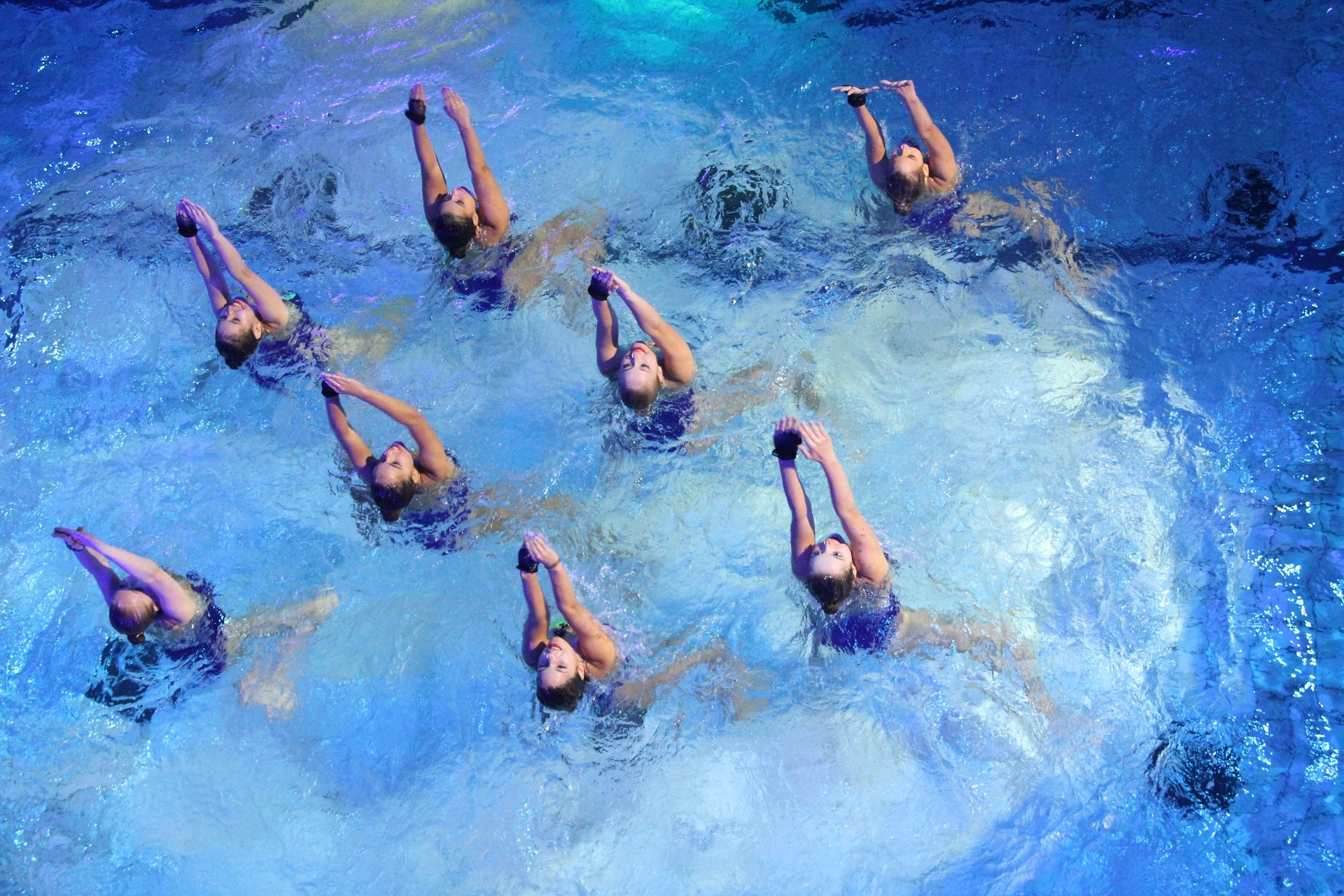 Personen beim Aquasport