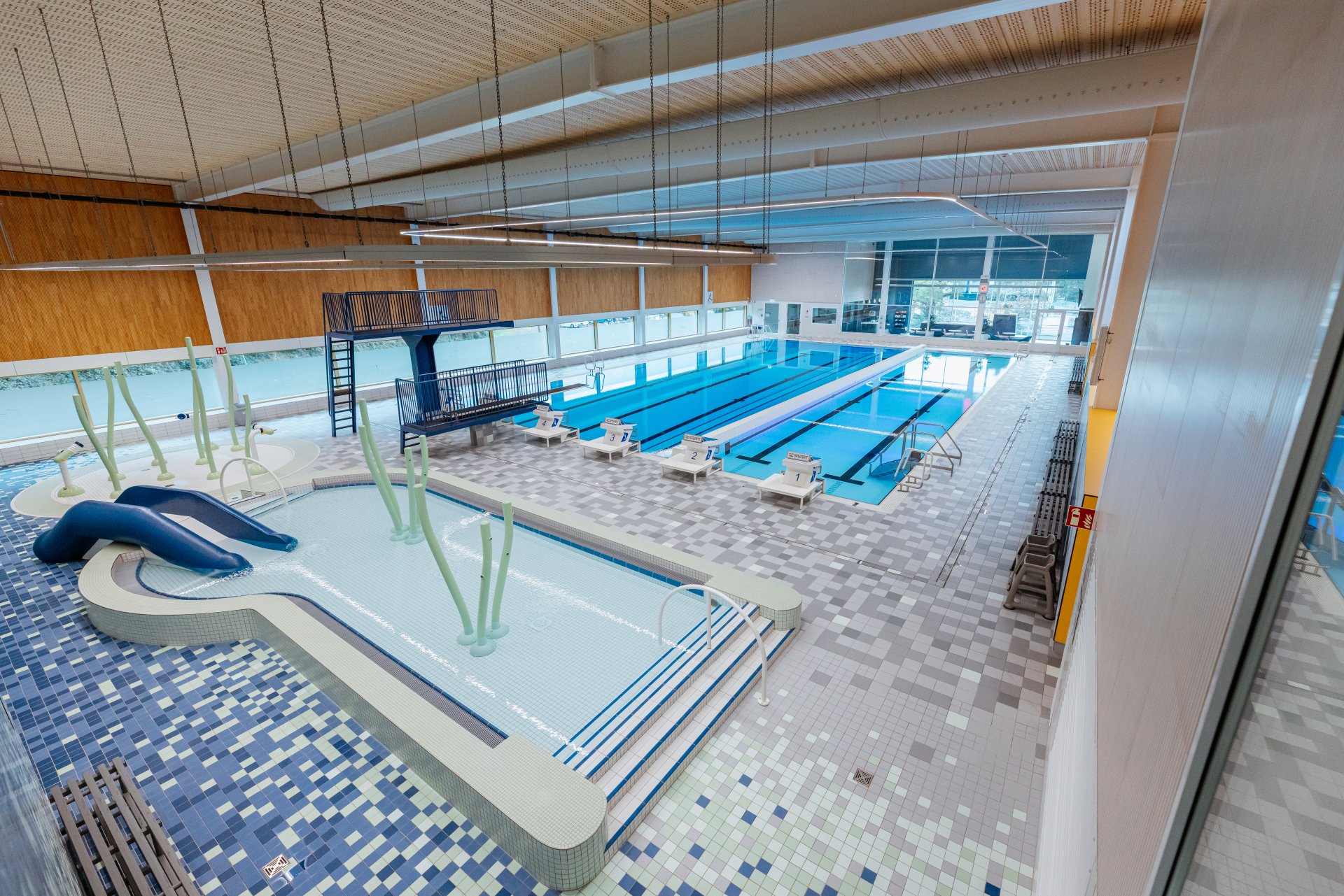 Hunsrückbad in Simmern mit Spielbereich für die Kinder und dem großen Schwimmbecken inklusive 1- und 3-Meter Springbrettern