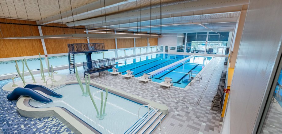 Hunsrückbad in Simmern mit Spielbereich für die Kinder und dem großen Schwimmbecken inklusive 1- und 3-Meter Springbrettern