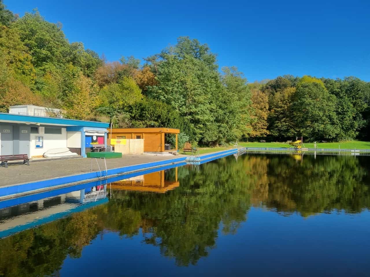Naturfreibad Simmern im Sommer mit Blick auf die Sauna