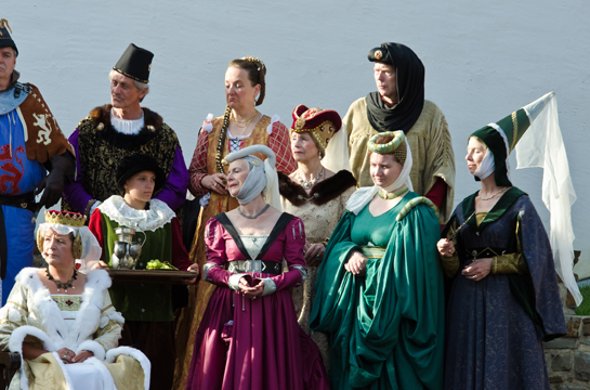 Kostümierte Gästeführerinnen und Gästeführer