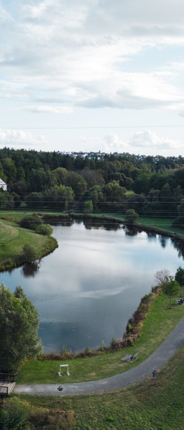 Simmersee in Simmern mit einem Steg auf der rechten Seite.