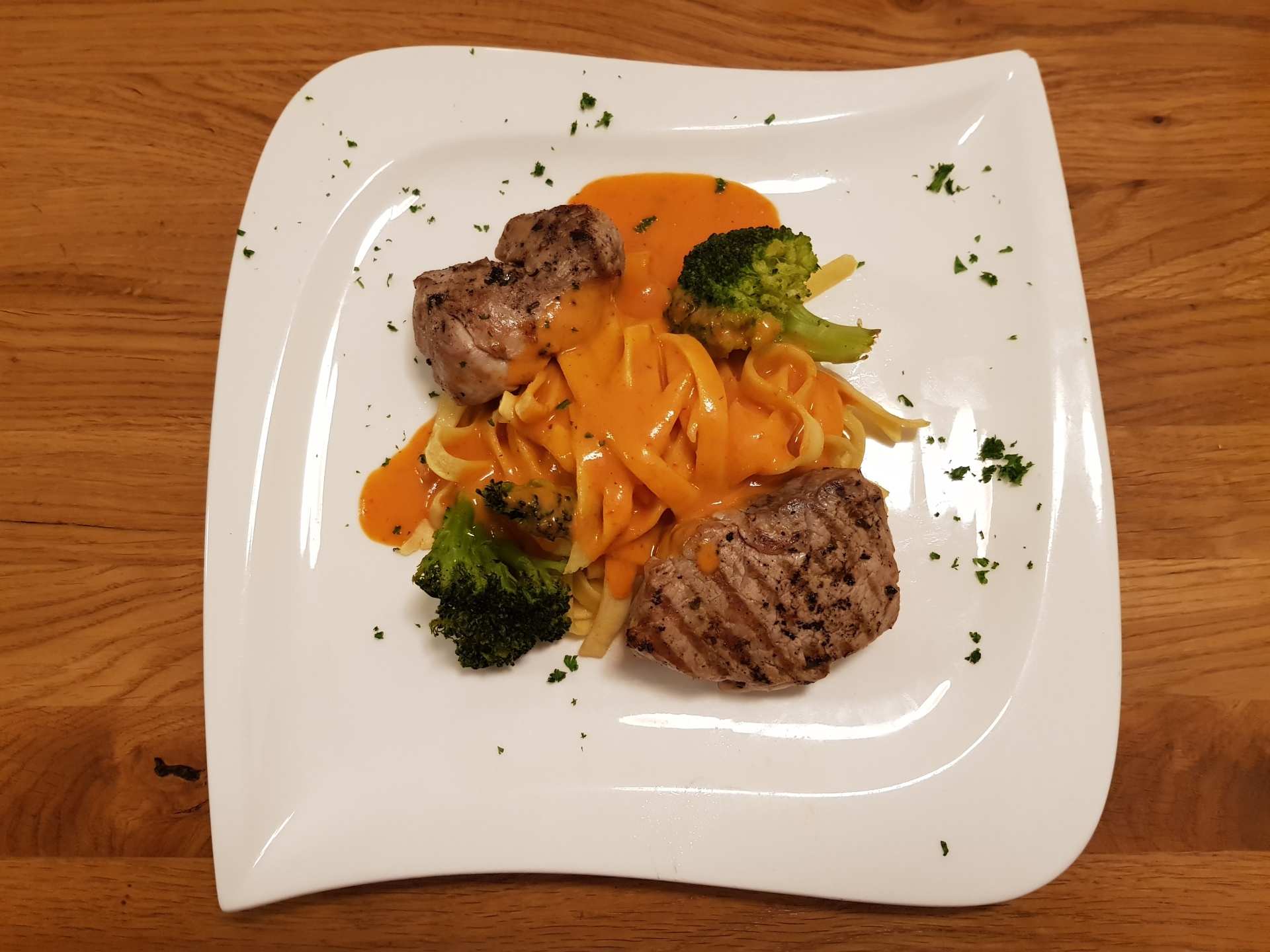 Nudel-Fleisch-Brokkoli-Gericht auf einem Teller angerichtet