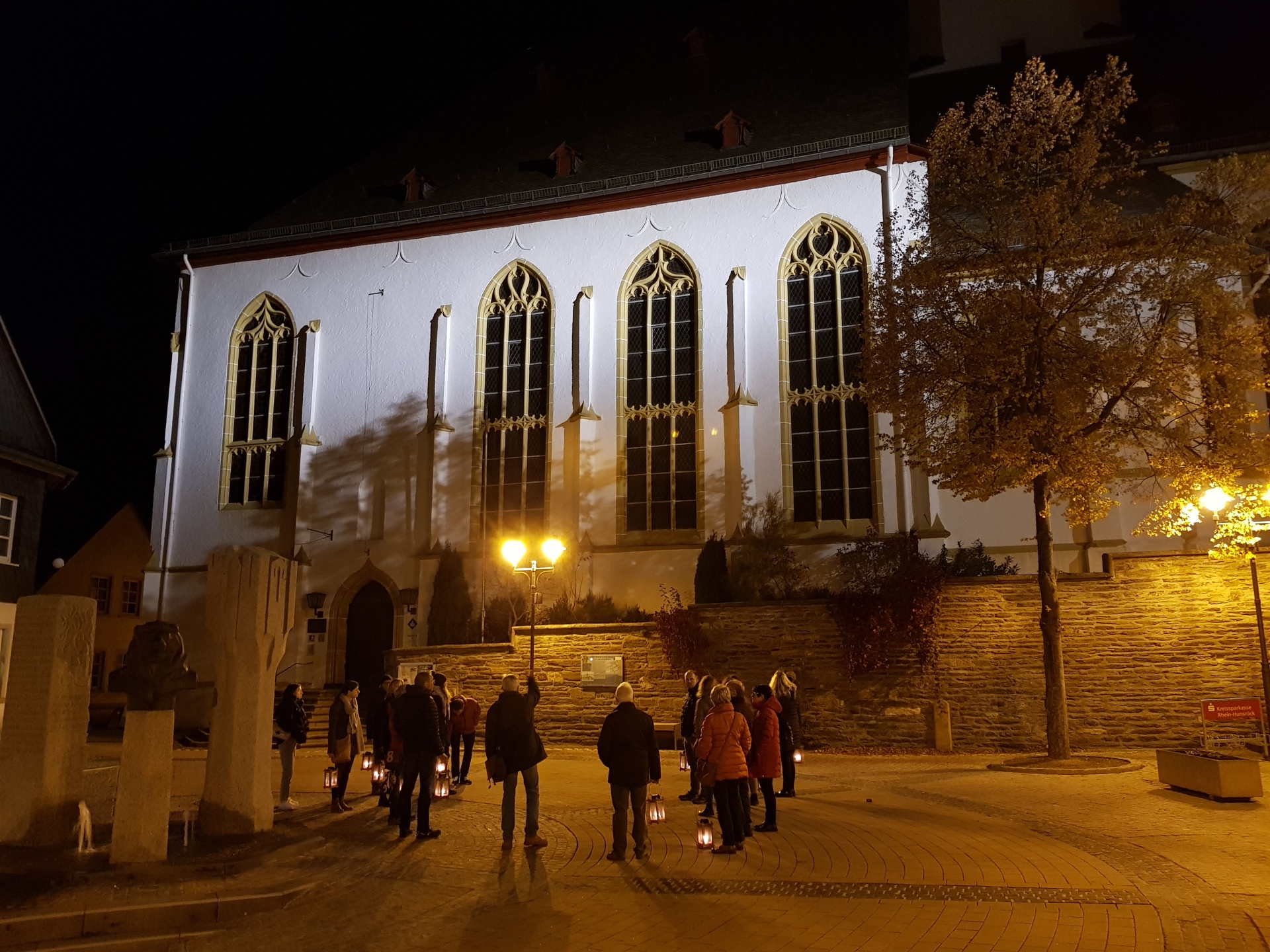 Gästeführung im Dunkeln vor der evangelischen Kirche in Simmern