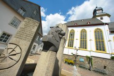 Stephanskirche in Simmern mit Löwen-Statue im Vordergrund