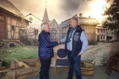 Zwei Personen die sich die Hand geben